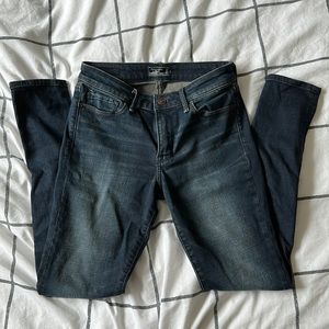Like new Abercrombie and Fitch dark wash skinny jeans